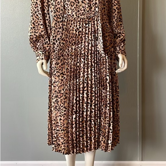 On - 34th pleated ,long sleeves dress , size Large - Picture 7 of 11